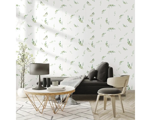 Obývací pokoj s květinovým vzorem na zdi, pohovkou, stolem, židlí a kobercem pro světlou a přátelskou atmosféru.