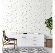 Světlá místnost s obkládačkami, komodou, židlí, kobercem a pokojovou rostlinou