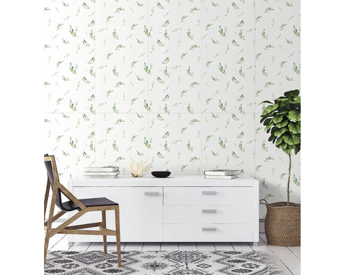 Světlá místnost s obkládačkami, komodou, židlí, kobercem a pokojovou rostlinou