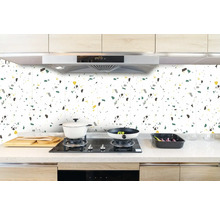 Kuchyňská scéna s ochranou proti stříkající vodě ve vzhledu teraco