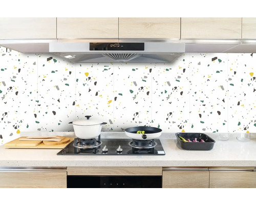 Kuchyňská scéna s ochranou proti stříkající vodě ve vzhledu teraco