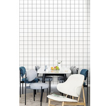 Jídelna s jídelním stolem, židlemi a tapetou se čtvercovým vzorem