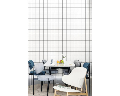 Jídelna s jídelním stolem, židlemi a tapetou se čtvercovým vzorem