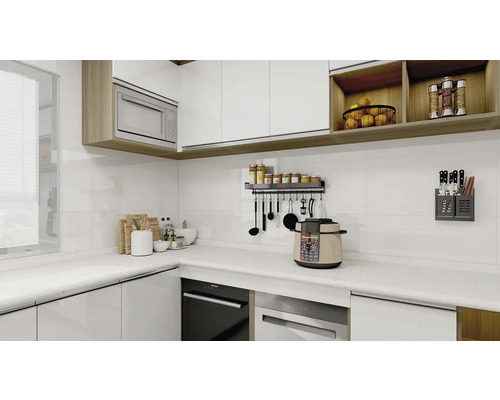 Světlá kuchyně s bílými skříňkami, kuchyňskými potřebami a spotřebiči