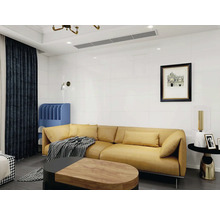 Světlý obývací pokoj s pohovkou, konferenčním stolkem a dekoracemi