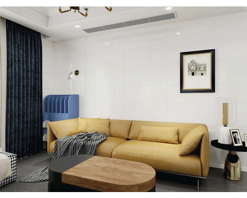 Světlý obývací pokoj s pohovkou, konferenčním stolkem a dekoracemi