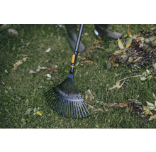 Hrábě na listí používané na trávníku s listím