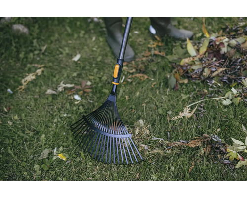 Hrábě na listí používané na trávníku s listím