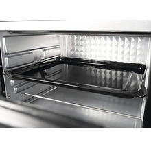 Vnitřek trouby s plechem na pečení.