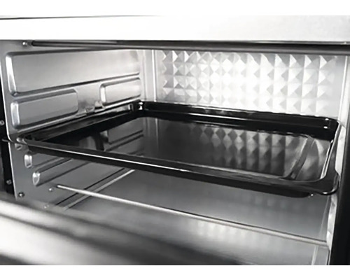 Vnitřek trouby s plechem na pečení.