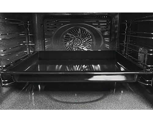 Vnitřní pohled na troubu s pečicím plechem