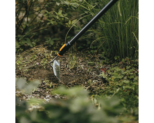 Zahradní motyka pro zpracování půdy a odstraňování plevele