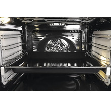 Vnitřek trouby s plechem na pečení a ventilátorem