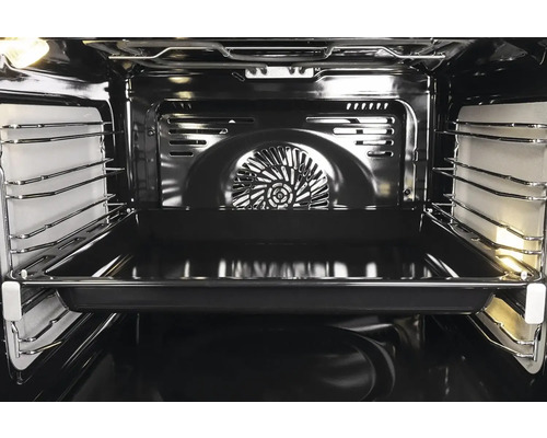 Vnitřek trouby s plechem na pečení a ventilátorem