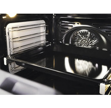 Vnitřek trouby s plechem na pečení a grilovací mřížkou