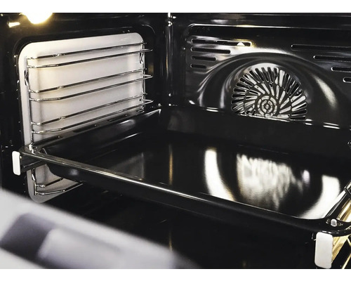 Vnitřek trouby s plechem na pečení a grilovací mřížkou