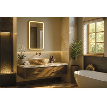 Moderní koupelna s umyvadlem, zrcadlem s osvětlením a vanou.