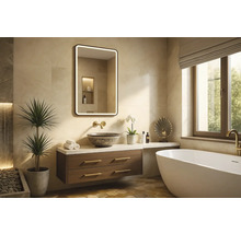 Světlá koupelna s umyvadlem, zrcadlem s osvětlením, vanou a dekorativními prvky