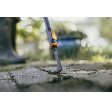 Škrabka na spáry a hrany při použití na dlažebních kostkách