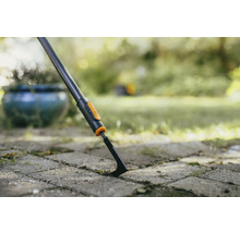 Nástroj na odstraňování plevele při použití na dlažebních kostkách