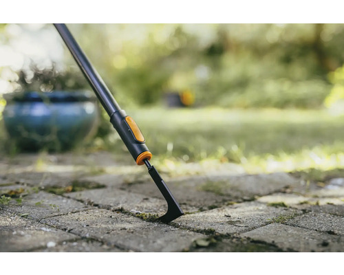 Nástroj na odstraňování plevele při použití na dlažebních kostkách