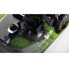 Detailní pohled na robotickou sekačku s délkou sečení 5 až 10 cm