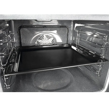 Vnitřek trouby s plechem na pečení a ventilátorem