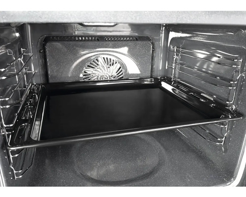 Vnitřek trouby s plechem na pečení a ventilátorem