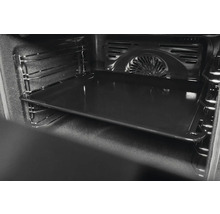 Vnitřek trouby s plechem na pečení na roštu