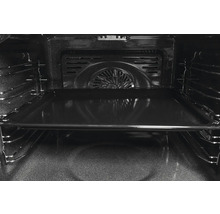 Vnitřní pohled na troubu s plechem na pečení