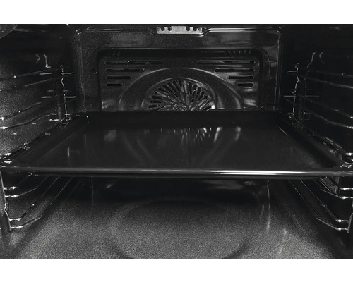 Vnitřní pohled na troubu s plechem na pečení