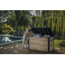 Žena otevírá zahradní truhlu na dřevěné terase vedle bazénu a zahrady.