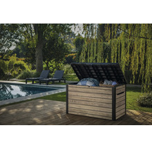 Zahradní scéna s otevřeným plastovým úložným boxem na terase s bazénem a lehátky