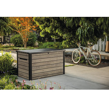 Fotografie plastového úložného boxu v zahradě s dekorací jízdního kola