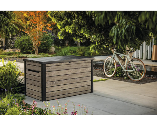 Fotografie plastového úložného boxu v zahradě s dekorací jízdního kola