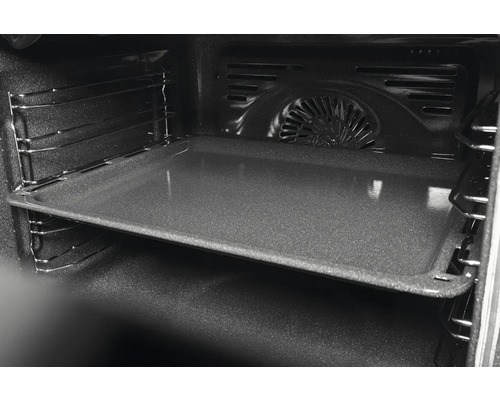 Vnitřek trouby s plechem na pečení a grilovací mřížkou