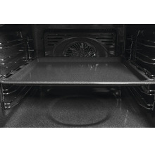 Vnitřek trouby s plechem na pečení