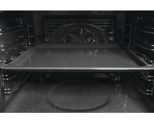 Vnitřek trouby s plechem na pečení