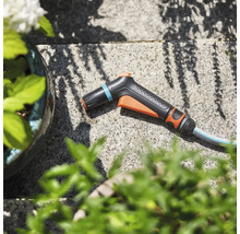 Zahradní stříkací pistole Gardena na kamenné terase