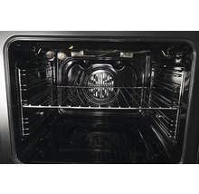 Vnitřek černé trouby s roštem.