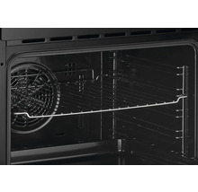 Vnitřek trouby s grilem a zasouvacími prvky