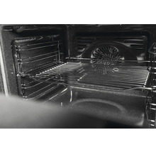 Vnitřek trouby s roštem