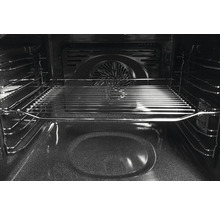 Vnitřek trouby s grilovací mřížkou