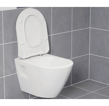 Závěsné WC s otevřeným sedátkem před šedou obkládanou stěnou