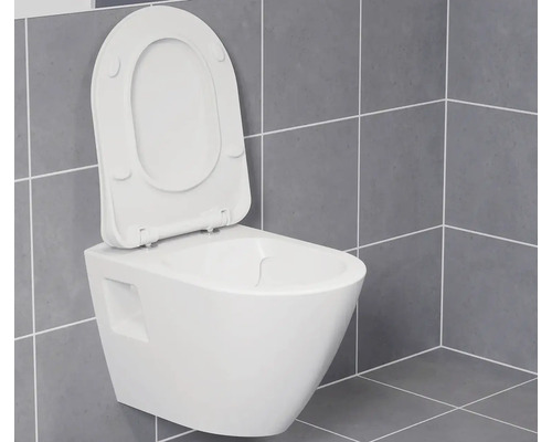 Závěsné WC s otevřeným sedátkem před šedou obkládanou stěnou