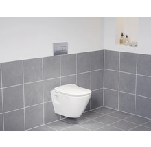 Moderní koupelna se závěsným WC, ovládacím panelem a šedými dlaždicemi.