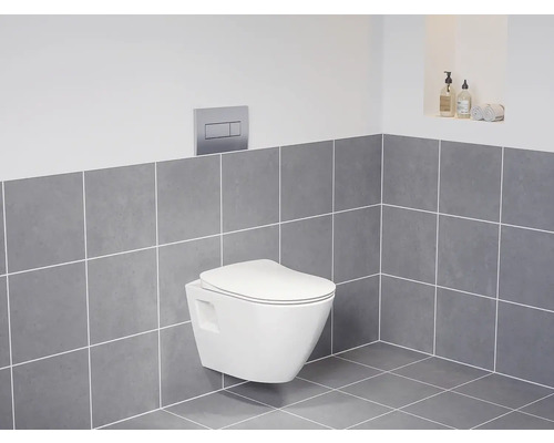 Moderní koupelna se závěsným WC, ovládacím panelem a šedými dlaždicemi.