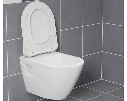 Závěsný záchod s otevřeným záchodovým prkénkem v koupelně s obklady