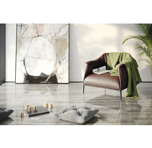 Obývací pokoj s křeslem, dekou, polštáři, abstraktním uměním a hrou piškvorky