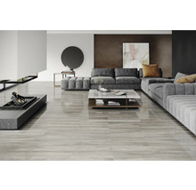 Obývací pokoj s pohovkou, konferenčním stolkem a krbem na dřevěné podlaze